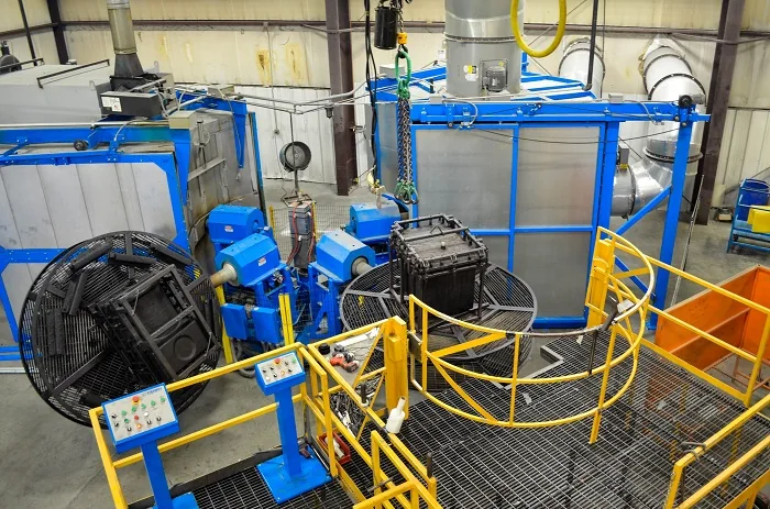 Máquina carrossel azul, com braços e plataformas de acesso