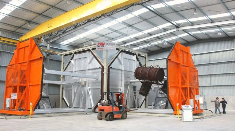 Máquina shuttle de rotomoldagem, com forno e portas laranja